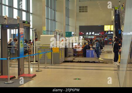 Scanner und Röntgengeräte am Eingang des Südbahnhofs von Jiaxing in China. Passagiere werden beim Betreten des Gebäudes überprüft. Stockfoto