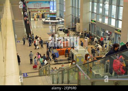 Scanner und Röntgengeräte am Eingang des Südbahnhofs von Jiaxing in China. Passagiere werden beim Betreten des Gebäudes überprüft. Stockfoto