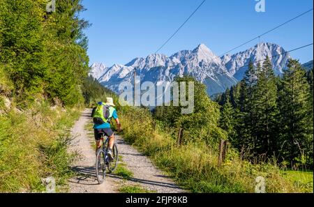 Radler auf Radtour mit Mountainbike, auf dem Radweg Via Claudia Augusta, hinter Ehrwalder Sonnenspitze, Ehrwalder Becken, bei Ehrwald, Tirol Stockfoto