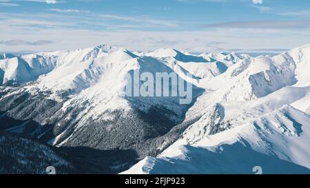 Winterlandschaft Mit Schneebedeckten Bergen. Schöner Wolkiger Himmel Im Hintergrund. Hochwertige Fotos Stockfoto