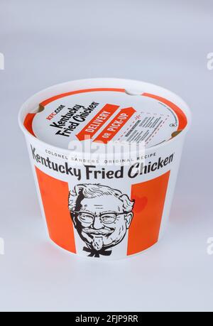 Eine Menge KFC in Eimer KFC Kentucky Fried Hähnchen Fast Food Stockfoto