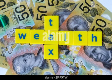 Wealth Tax Signage auf dem Hintergrund australischer Dollar. Stockfoto