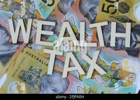 Wealth Tax Signage auf dem Hintergrund australischer Dollar. Stockfoto