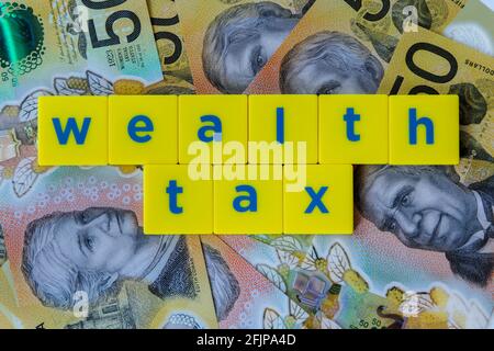 Wealth Tax Signage auf dem Hintergrund australischer Dollar. Stockfoto