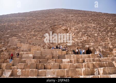 Touristen, Cheops Pyramide, Gizeh, in der Nähe von Kairo, Pyramiden von Gizeh, Ägypten Stockfoto