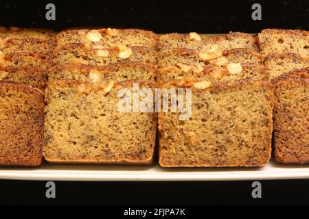 Haufen von köstlichen Bananenkuchen am Büffet Stockfoto