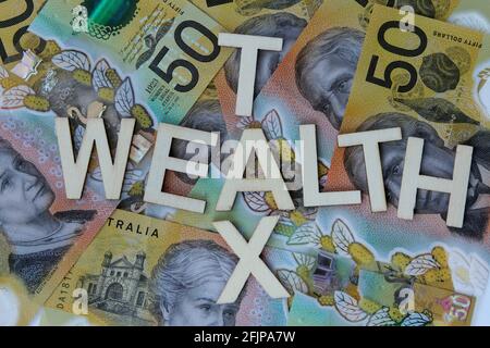 Wealth Tax Signage auf dem Hintergrund australischer Dollar. Stockfoto