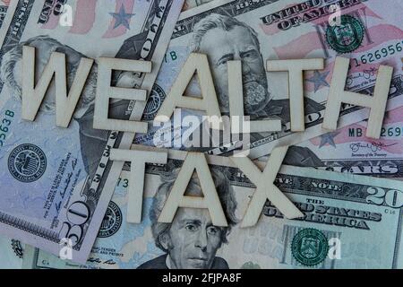 Wohlhabende Steuerschilder auf dem Hintergrund amerikanischer Dollar. Stockfoto