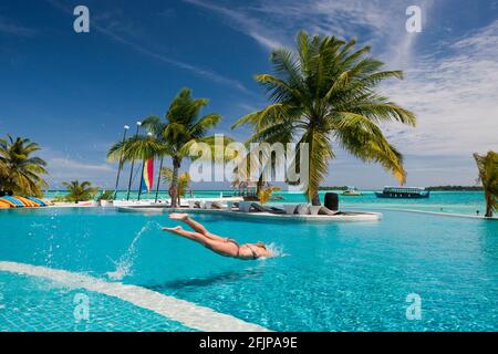 Tourist springt in den Pool, Kandooma Island, Süd Male Atoll, Schwimmbad, Schwimmbad, Malediven Stockfoto