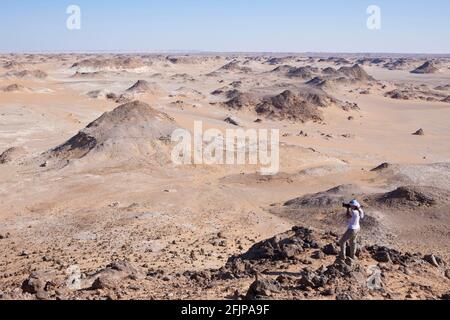 Tourist auf Crystal Mountain, White Desert National Park, Libysche Wüste, Ägypten Stockfoto