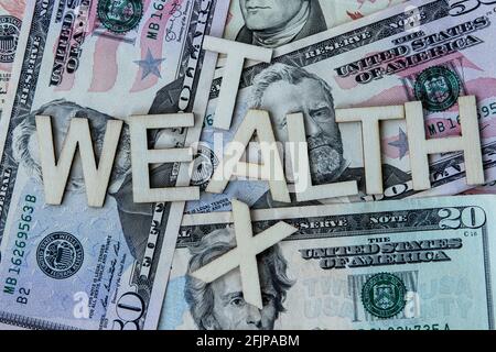 Wohlhabende Steuerschilder auf dem Hintergrund amerikanischer Dollar. Stockfoto