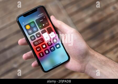 Hand haelt iPhone 11 Pro mit Einstellungen, Smartphone Stockfoto