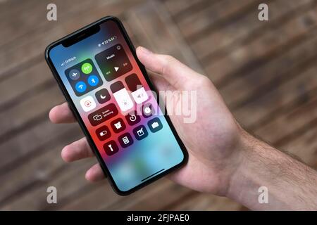 Hand haelt iPhone 11 Pro mit Einstellungen, Smartphone Stockfoto