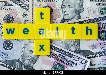 Wohlhabende Steuerschilder auf dem Hintergrund amerikanischer Dollar. Stockfoto