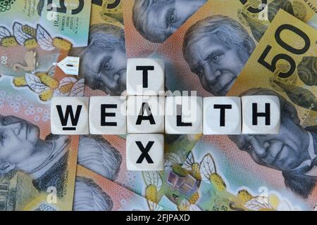Wealth Tax Signage auf dem Hintergrund australischer Dollar. Stockfoto