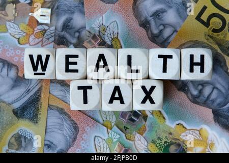 Wealth Tax Signage auf dem Hintergrund australischer Dollar. Stockfoto