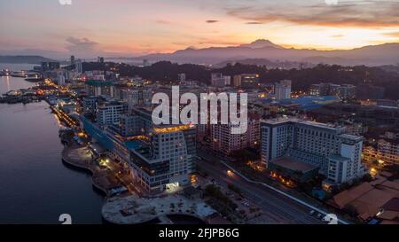 Kota Kinabalu, Sabah, Malaysia-Januar 05,2019:wunderschöne Luftaufnahme der Stadt Kota Kinabalu während der Dämmerung bei Sonnenaufgang von der Drohne am Kota Kinabalu, Stockfoto