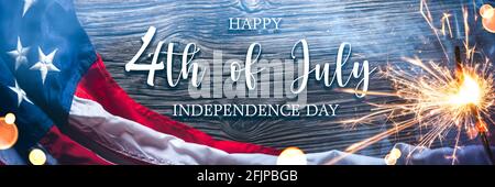 Amerikanische Flagge Mit Sparkler Und Rauch Auf Holzhintergrund Mit „Happy 4. Juli Independence Day“ Stockfoto