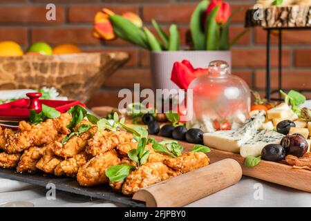 Gebratenes Hähnchenfleisch mit Sesam und Basilikum auf dem Teller Auf dem Tisch Stockfoto
