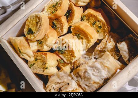 Auf gebratenes Brot Baguette und Kuchen in Holz auflegen Auf dem Tisch Stockfoto