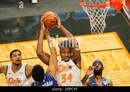 Orlando, Florida, USA, 25. März 2021, Orlando Magic Center Wendell Carter Jr. #34 gewinnt den Rebound im Amway Center (Foto: Marty Jean-Louis) Kredit: Marty Jean-Louis/Alamy Live News Stockfoto