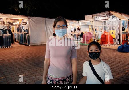 Mutter und Tochter einkaufen zusammen während COVID-19 Krankheit : Stockfoto