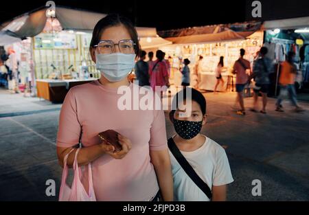 Mutter und Tochter einkaufen zusammen während COVID-19 Krankheit : Stockfoto
