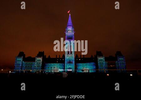 Weihnachtslichter in ganz Kanada projizieren eine Lichtshow auf den Parlamentsgebäude in Kanada Stockfoto