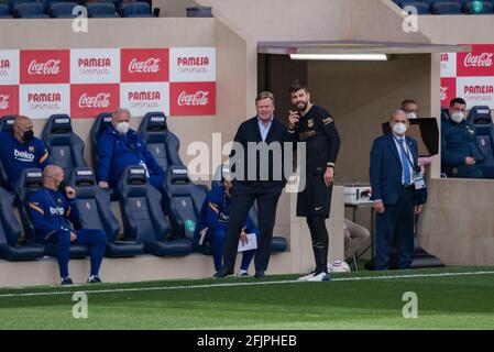 Villarreal, Spanien. April 2021. Gerard Pique und Ronald Koeman Cheftrainer des FC Barcelona beim spanischen Fußballspiel La Liga zwischen Villarreal und Barcelona im Estadio de la Ceramica.Endstand; Villarreal CF 1:2 FC Barcelona. Kredit: SOPA Images Limited/Alamy Live Nachrichten Stockfoto