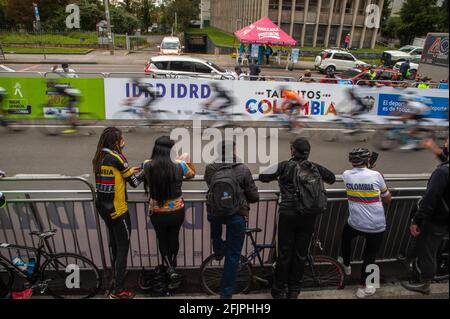 Bogota, Cundinamarca, Kolumbien. April 2021. Radfahrer nehmen an der letzten Etappe des Rennens Vuelta a Colombia 2021 in den Straßen von Bogota, Kolumbien, am 25. April 2021 Teil, die der kolumbianische Ziklyst Tito Hernandez gewonnen hat. Kredit: Maria Jose Gonzalez Beltran/LongVisual/ZUMA Wire/Alamy Live Nachrichten Stockfoto