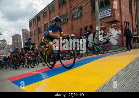 Bogota, Cundinamarca, Kolumbien. April 2021. Radfahrer nehmen an der letzten Etappe des Rennens Vuelta a Colombia 2021 in den Straßen von Bogota, Kolumbien, am 25. April 2021 Teil, die der kolumbianische Ziklyst Tito Hernandez gewonnen hat. Kredit: Maria Jose Gonzalez Beltran/LongVisual/ZUMA Wire/Alamy Live Nachrichten Stockfoto