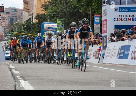 Bogota, Cundinamarca, Kolumbien. April 2021. Radfahrer nehmen an der letzten Etappe des Rennens Vuelta a Colombia 2021 in den Straßen von Bogota, Kolumbien, am 25. April 2021 Teil, die der kolumbianische Ziklyst Tito Hernandez gewonnen hat. Kredit: Maria Jose Gonzalez Beltran/LongVisual/ZUMA Wire/Alamy Live Nachrichten Stockfoto