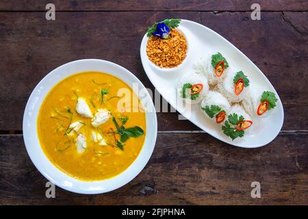 Kokosmilch-Curry mit Krabbe und gebratene Krabbe in gelbem Curry. Gemüse. Stockfoto