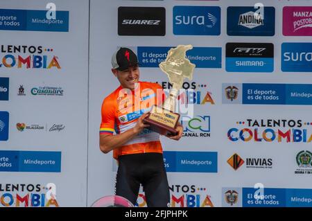 Bogota, Cundinamarca, Kolumbien. April 2021. Jose Tito Hernandez, kolumbianischer Ziklist aus dem Medellin-Team, hält seine Siegertrophäe am 25. April 2021 auf dem Podium in Bogota, Kolumbien, gewonnen vom kolumbianischen Ziklist Tito Hernandez. Kredit: Maria Jose Gonzalez Beltran/LongVisual/ZUMA Wire/Alamy Live Nachrichten Stockfoto