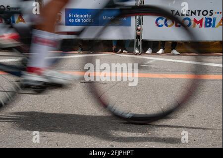 Bogota, Cundinamarca, Kolumbien. April 2021. Radfahrer nehmen an der letzten Etappe des Rennens Vuelta a Colombia 2021 in den Straßen von Bogota, Kolumbien, am 25. April 2021 Teil, die der kolumbianische Ziklyst Tito Hernandez gewonnen hat. Kredit: Maria Jose Gonzalez Beltran/LongVisual/ZUMA Wire/Alamy Live Nachrichten Stockfoto