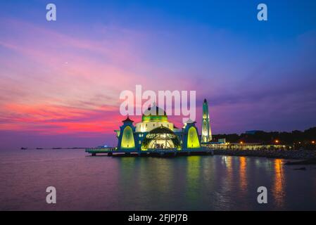 masjid selat melaka, die schwimmende Moschee, in malacca, malaysia in der Abenddämmerung Stockfoto