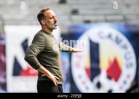 Leipzig, Deutschland. April 2021. Cheftrainer Pellegrino Matarazzo aus Stuttgart reagiert während eines Bundesliga-Spiels zwischen RB Leipzig und dem VfB Stuttgart in Leipzig am 25. April 2021. Quelle: Kevin Voigt/Xinhua/Alamy Live News Stockfoto