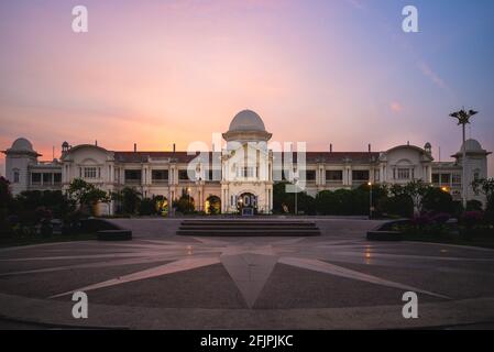 Fassade des bahnhofs ipoh in der Dämmerung in der Stadt ipoh, malaysia Stockfoto