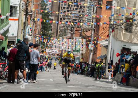 Bogota, Cundinamarca, Kolumbien. April 2021. Radfahrer nehmen an der letzten Etappe des Rennens Vuelta a Colombia 2021 in den Straßen von Bogota, Kolumbien, am 25. April 2021 Teil, die der kolumbianische Ziklyst Tito Hernandez gewonnen hat. Kredit: Maria Jose Gonzalez Beltran/LongVisual/ZUMA Wire/Alamy Live Nachrichten Stockfoto