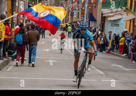 Bogota, Cundinamarca, Kolumbien. April 2021. Radfahrer nehmen an der letzten Etappe des Rennens Vuelta a Colombia 2021 in den Straßen von Bogota, Kolumbien, am 25. April 2021 Teil, die der kolumbianische Ziklyst Tito Hernandez gewonnen hat. Kredit: Maria Jose Gonzalez Beltran/LongVisual/ZUMA Wire/Alamy Live Nachrichten Stockfoto