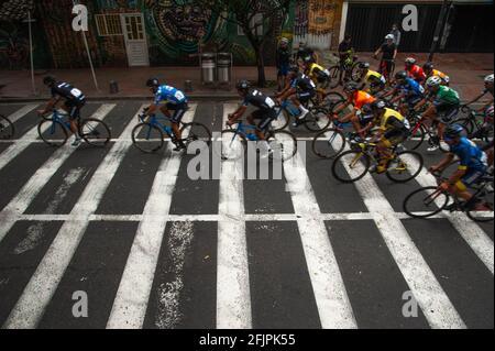 Bogota, Cundinamarca, Kolumbien. April 2021. Radfahrer nehmen an der letzten Etappe des Rennens Vuelta a Colombia 2021 in den Straßen von Bogota, Kolumbien, am 25. April 2021 Teil, die der kolumbianische Ziklyst Tito Hernandez gewonnen hat. Kredit: Maria Jose Gonzalez Beltran/LongVisual/ZUMA Wire/Alamy Live Nachrichten Stockfoto