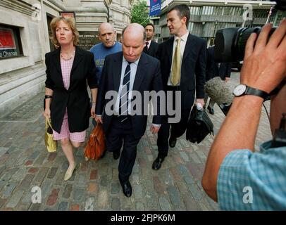 Gerald Corbett, Chief Executive von Railtrack PLC, verlässt Ladbroke Grove Bahnuntersuchung Stockfoto