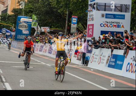 Bogota, Cundinamarca, Kolumbien. April 2021. Bogotas Phasengewinnerin des Rennens Vuelta a Colombia 2021 feiert den Sieg der Phase in Bogota, Kolumbien, die am 25. April 2021 von dem kolumbianischen Ziklysten Tito Hernandez gewonnen wurde. Kredit: Maria Jose Gonzalez Beltran/LongVisual/ZUMA Wire/Alamy Live Nachrichten Stockfoto