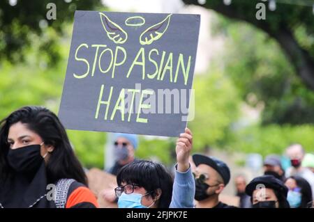San Jose, USA. April 2021. Menschen nehmen an einer Stop Asian Hate-Rallye in San Jose, Kalifornien, USA, am 25. April 2021 Teil. Quelle: Dong Xudong/Xinhua/Alamy Live News Stockfoto