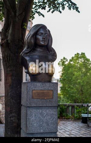 Paris, Frankreich - 05. Juli 2018: Bronzestatue für die berühmte Sängerin Dalida in Paris Stockfoto