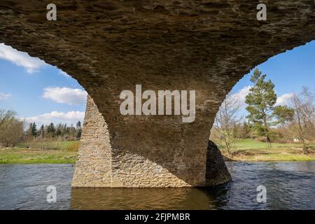 21. April 2021, Sachsen, Halsbrücke: Die mehr als 500 Jahre alte Oldfathers' Bridge überspannt die Freiberg Mulde zwischen Rothenfurth und Halsbrücke. An dieser steinernen Bogenbrücke wurde Ende des 17. Jahrhunderts ein Aquädukt errichtet, das die nahe gelegene Silbererzmine „St.“ versorgte Anna' mit Wasserkraft über einen Kilometer langen künstlichen Graben. Das Aquädukt wurde 1893 wegen Verfall abgerissen und die Säulen wurden gesprengt. In den 1990er Jahren wurde die steinerne Bogenbrücke renoviert. Aufgrund seiner Geschichte ist die Straße jedoch nur 2.85 Meter breit. Foto: Jan Woitas/dpa-Zentralbild/ZB Stockfoto