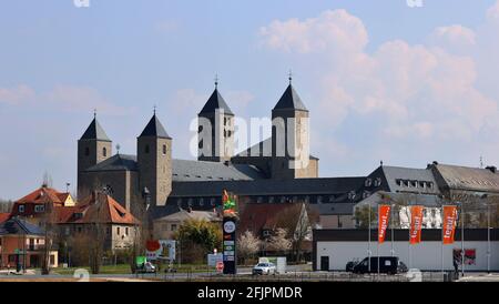 Schwarzach, Deutschland. April 2021. Die Benediktinerabtei Münsterschwarzach. Da die Abtei einem mit Abschiebung bedrohten Flüchtling Kirchenasyl gewährte, muss ein Mönch vor Gericht antworten. Quelle: Karl-Josef Hildenbrand/dpa/Alamy Live News Stockfoto