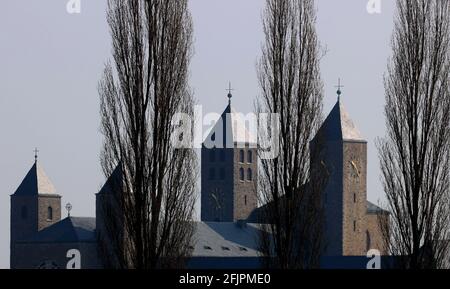 Schwarzach, Deutschland. April 2021. Die Klosterkirche der Benediktinerabtei Münsterschwarzach. Da die Abtei einem mit Abschiebung bedrohten Flüchtling Kirchenasyl gewährte, muss ein Mönch vor Gericht antworten. Quelle: Karl-Josef Hildenbrand/dpa/Alamy Live News Stockfoto