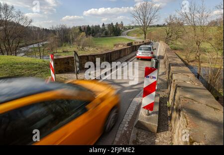 21. April 2021, Sachsen, Halsbrücke: Die mehr als 500 Jahre alte Oldfathers' Bridge überspannt die Freiberg Mulde zwischen Rothenfurth und Halsbrücke. An dieser steinernen Bogenbrücke wurde Ende des 17. Jahrhunderts ein Aquädukt errichtet, das die nahe gelegene Silbererzmine „St.“ versorgte Anna' mit Wasserkraft über einen Kilometer langen künstlichen Graben. Das Aquädukt wurde 1893 wegen Verfall abgerissen und die Säulen wurden gesprengt. In den 1990er Jahren wurde die steinerne Bogenbrücke renoviert. Aufgrund seiner Geschichte ist die Straße jedoch nur 2.85 Meter breit. Foto: Jan Woitas/dpa-Zentralbild/ZB Stockfoto