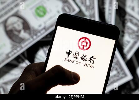 China. April 2021. In dieser Abbildung ist ein Logo der Bank of China zu sehen, das auf einem Smartphone mit einer Währung in USD (US-Dollar) im Hintergrund angezeigt wird. (Foto von Budrul Chukrut/SOPA Images/Sipa USA) Quelle: SIPA USA/Alamy Live News Stockfoto